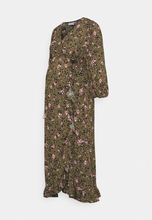 Vestido maxi em verde-azeitona com padrão floral em rosa, design envolvente, mangas longas bufantes, bainha com babados e textura de tecido leve.