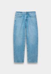 Jeans de mezclilla de color azul claro con un corte holgado, diseño de pierna recta, estilo de cinco bolsillos y un ligero desgaste para un aspecto usado.