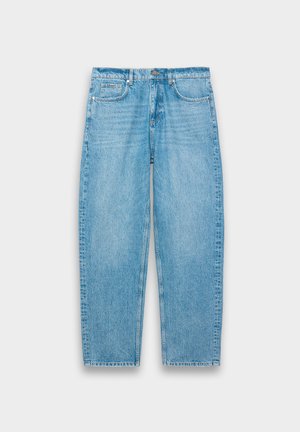 Lyseblå denimjeans med løs passform, rett ben-design, fem-lomme-stil og lett falming for et slitt utseende.