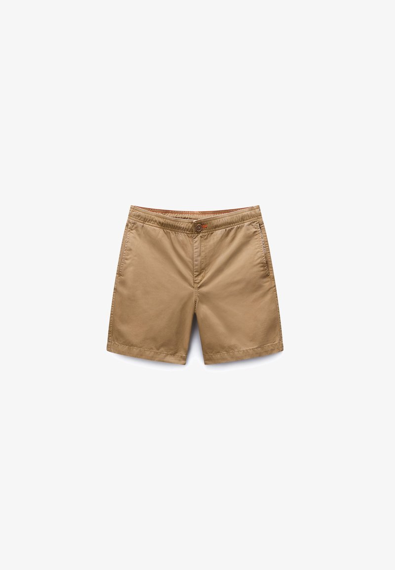 Shorts beiges avec un devant plat, fermeture par bouton et taille élastique. Confectionnés en tissu léger avec poches latérales et ourlet cousu.