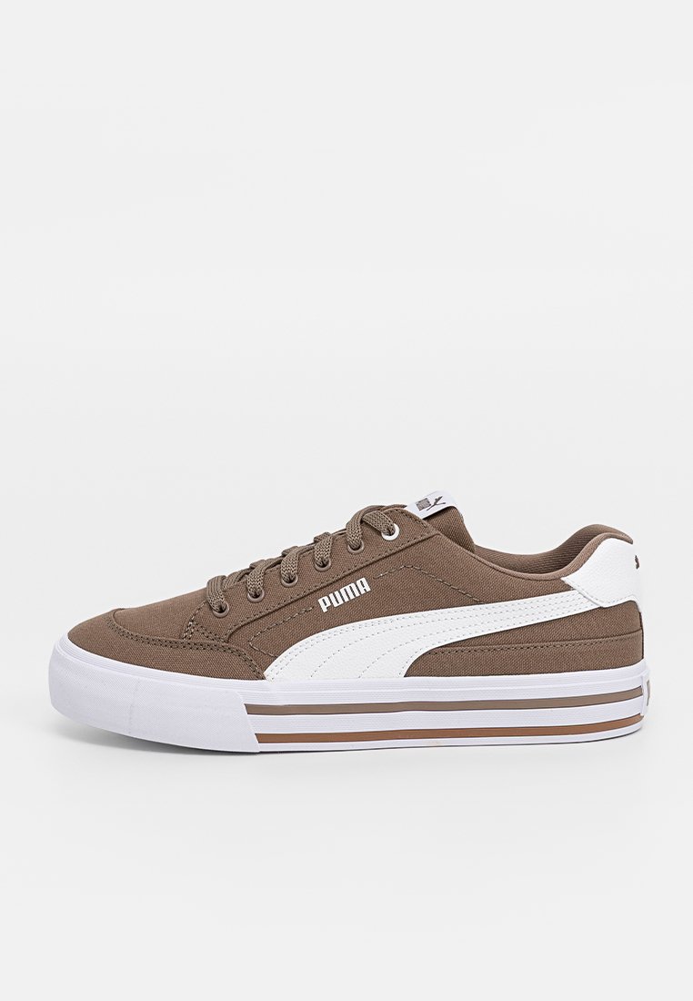Zapatillas de lona marrones con acentos blancos, que cuentan con una suela blanca gruesa, un logo prominente de Puma y un diseño a rayas a lo largo de la entresuela.