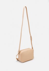 Borsa a tracolla beige in eco-pelle testurizzata, forma rettangolare, tracolla regolabile e dettaglio della zip in tonalità dorata.