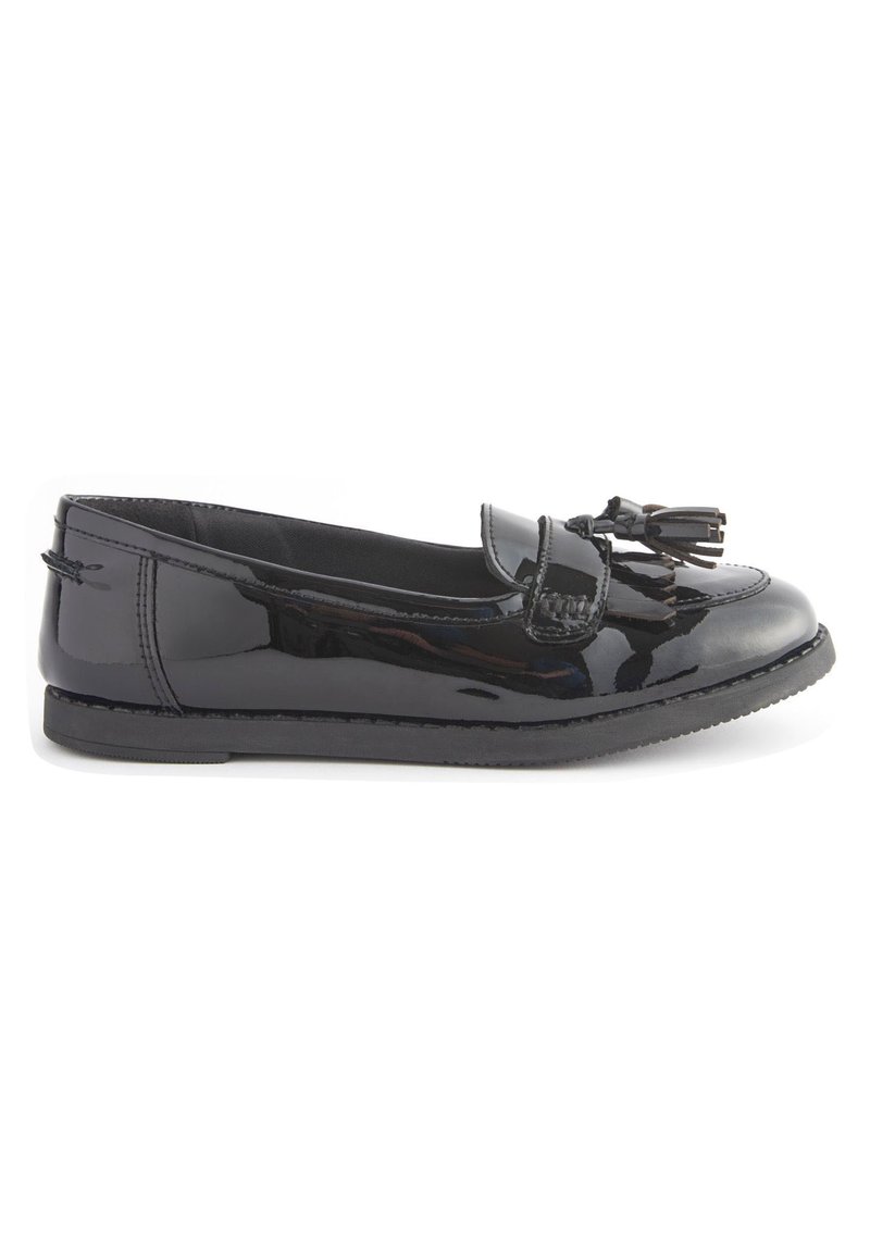 Sorte patenterede læder loafers med flad sål, kvastdetalje foran og syede accenter langs kanterne. Glat, blank finish.