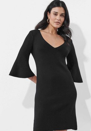 Schwarzes Strickkleid mit V-Ausschnitt, dreiviertellangen ausgestellten Ärmeln und figurnaher Silhouette. Glatte Textur mit minimalen Details.