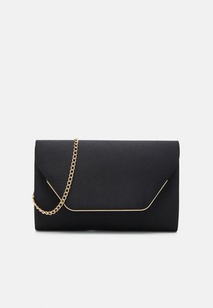 Bolso de mano negro con una textura suave, que presenta una cadena dorada y un cierre de solapa geométrica delineado en dorado.