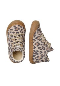 Boty ve velikosti pro batolata s leopardím potiskem, tenkou gumovou podrážkou v barvě tan a zlatými tkaničkami, zobrazené z horního a bočního pohledu.