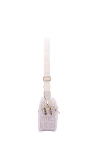 Borsa in tessuto bianco con motivo a logo impresso, hardware dorato, chiusura a zip e una tracolla staccabile e regolabile con dettagli del logo.