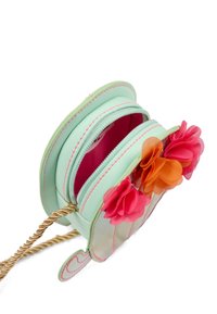 Ronde muntgroene tas met twee met rits afgesloten vakken, roze binnenkant, roze en oranje bloemenaccenten, en een gevlochten tan kleurige schouderband.