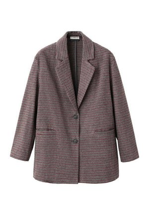 Blazer checké marron et bordeaux avec des revers crantés, deux boutons et poches latérales, fabriqué à partir d'un tissu texturé.
