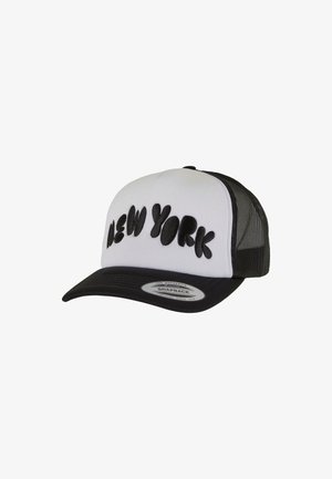 Čierno-biela snapback šiltovka s nápisom "NEW YORK" vyšitým čiernymi písmenami na bielej prednej časti a čiernou sieťovanou zadnou časťou.