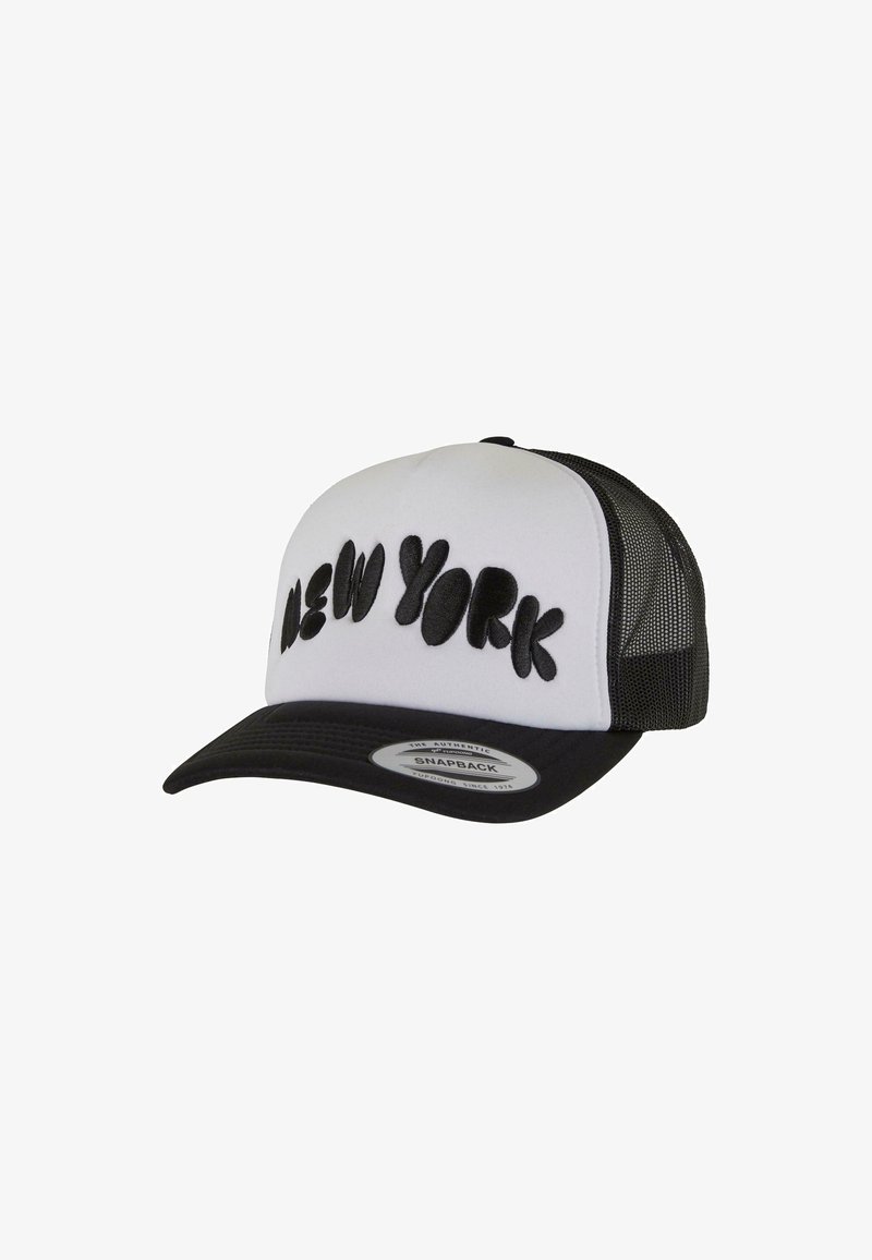 Fekete-fehér snapback sapka, amelyen a "NEW YORK" felirat emelt fekete betűkkel található a fehér elülső panelen, fekete hálós hátsó résszel.