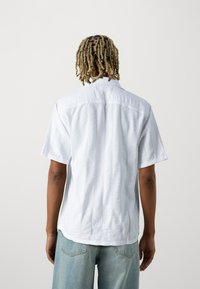 Abercrombie & Fitch Vapaa-ajan kauluspaita - white