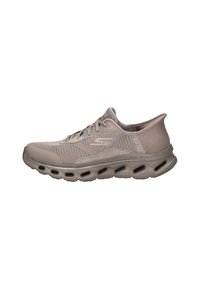Scarpa sportiva Skechers beige con tomaia in rete, chiusura con lacci e suola ventilata progettata per resistenza allo scivolamento e comfort.