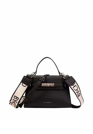 Sac à main en cuir noir texturé avec fermoir en argent, poignée supérieure, et bandoulière crème détachable imprimée de "BY CH" en lettres noires.