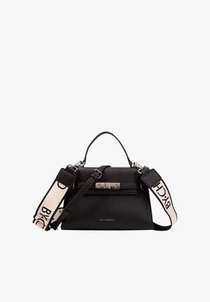 Sac à main en cuir noir texturé avec fermoir en argent, poignée supérieure, et bandoulière crème détachable imprimée de "BY CH" en lettres noires.