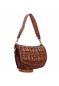 Bolso de hombro de cuero marrón con un diseño trenzado, tachuelas metálicas y una correa ajustable. Textura suave con cierre de solapa.
