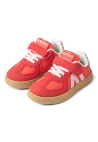 Rote Sportschuhe mit einer strukturierten Wildleder-Oberfläche, weißen Akzenten, einem Klettverschluss und einer Gummisohle mit gezacktem Rand.
