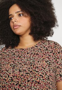 ONLY Carmakoma CARVICA LIFE NOOS - Camicetta - black/neon ditsy