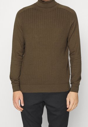 Brauner, gerippter Rollkragenpullover aus weichem, strukturiertem Strickstoff; taillierte Passform mit langen Ärmeln und hohem Kragen.