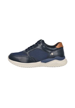 Zapatilla deportiva de color azul marino con parte superior de cuero y malla, suela acolchada y acento en el talón de cuero marrón. Cuenta con una suela exterior texturizada y duradera.