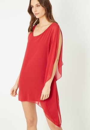Vestido de gasa rojo con escote redondeado, dobladillo asimétrico y mangas abiertas para una silueta fluida. Textura ligera y transparente.
