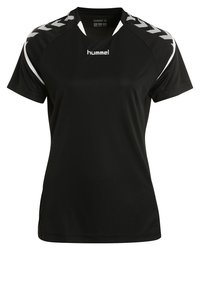 Svart sportströja i ett mjukt tyg med korta ärmar, V-ringning och vita chevronkontraster på axlarna. Hummel-logotypen visas.