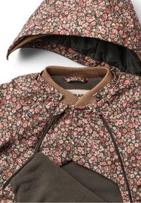 Bloemenstoffen jas met een bruine gebreide kraag, voorzien van een patroonkap, ritssluiting en een zachte grijze fleece voering.