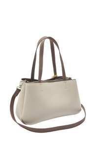 Beżowa skórzana torebka na ramię z dwoma paskami, długim regulowanym paskiem do noszenia na krzyż oraz zamkiem błyskawicznym na górze.