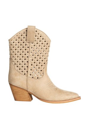 Botas de cowboy de ante beige con diseño superior trenzado, punta inclinada y tacón de madera apilada. Incluye un lazo para facilitar el calzado.