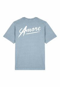 Ljusblå bomull t-shirt med korta ärmar, med stor vit text "Amore" på baksidan. Enkelt design, inga ytterligare mönster eller detaljer.