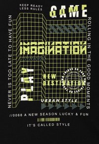 Grafický dizajn s tučným, bielym a neonovo zeleným textom na čiernom pozadí so sieťovými vzormi a geometrickými tvarmi. Text obsahuje "HRA," "IMAGINÁCIA" a "HRÁŤ."