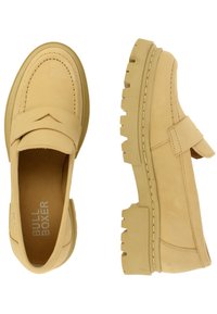 Beige instap schoenen met een moccasin-geïnspireerd design, voorzien van een chunky rubberen zool, gestikte accenten en een band over de wreef.