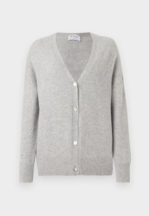 Lichtgrijze cardigan van zacht materiaal, met een V-hals, lange mouwen, vijf knopen en een geribbelde onderrand en manchetten.
