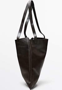 Sac fourre-tout en cuir noir avec doubles anses, surface texturée et forme légèrement triangulaire et spacieuse.