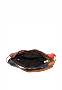 Sac à main multicolore avec un mélange de cuir texturé et de tissu, présentant un intérieur noir, une poche zippée et une large ouverture pour une accessibilité optimale.