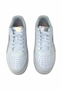 Sneakers atletici bianchi con tomaia in pelle liscia, punta perforata, lacci piatti, collo imbottito e dettagli in metallo con logo sui lati.