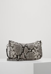 Sac à main Python imprimé en gris et noir ; forme rectangulaire avec texture lisse, ferrures argentées, bandoulière amovible et détail de logo subtil.