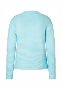 Hellblaue, gerippte Strickjacke mit langen Ärmeln und Rundhalsausschnitt. Weicher Stoff und taillierter Schnitt, der horizontale Rillen betont.