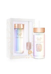 Szklana butelka na wodę z iryzującym wykończeniem, z różowozłotą zakrętką i dołączonym kryształowym patyczkiem. Zapakowana w pudełko o geometrycznym wzorze.