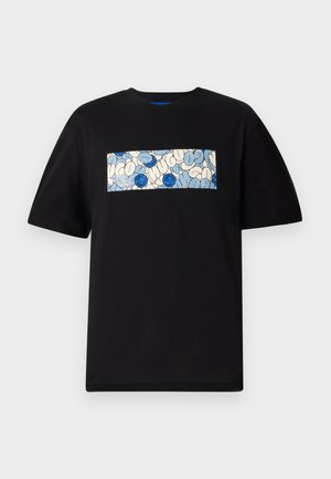 Juodas medvilninis marškinėliai su stačiakampiu grafiniu piešiniu mėlyna ir kreminėmis spalvomis, papuoštas apvaliais raštais ir piešiniais, skirtas laisvam prigludimui.