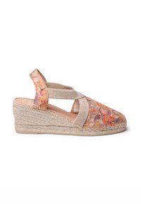 Espadryle na koturnie z wzorzystą tekstylną cholewką w odcieniach pomarańczowym i niebieskim, beżowymi płótnami i plecioną juteową podeszwą środkową.