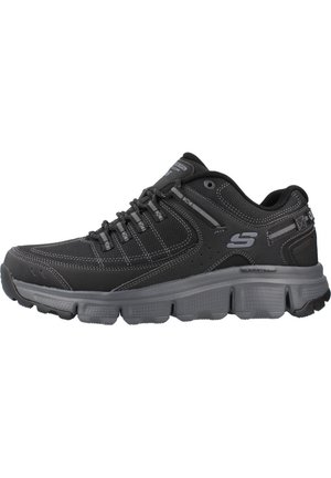 Czarne buty sportowe z teksturowaną cholewką, sznurowane, z wyściółką przy kostce i grubą gumową podeszwą. Posiada kontrastowe szare akcenty i logo.