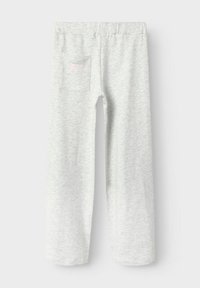 Pantalon de survêtement gris avec une texture lisse, des jambes droites, une taille élastique et une poche arrière avec "PLAY" brodé en rose.