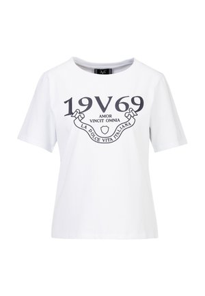 Wit T-shirt met korte mouwen met zwarte tekst "19V69 AMOR VINCIT OMNIA" en een banner met de tekst "LA DOLCE VITA ITALIANA" op de voorkant.