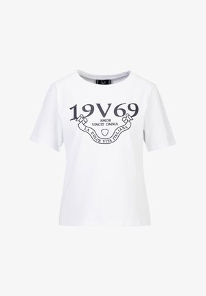 Wit T-shirt met korte mouwen met zwarte tekst "19V69 AMOR VINCIT OMNIA" en een banner met de tekst "LA DOLCE VITA ITALIANA" op de voorkant.
