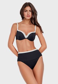 Set bikini nero con coppa sagomata e rifiniture bianche, con slip a vita alta. Tessuto liscio e design minimalista.
