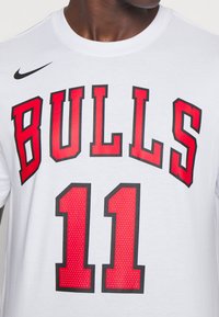 Nike Performance NBA DEMAR DEROZAN CHICAGO BULLS TEE - Klupska odjeća - white