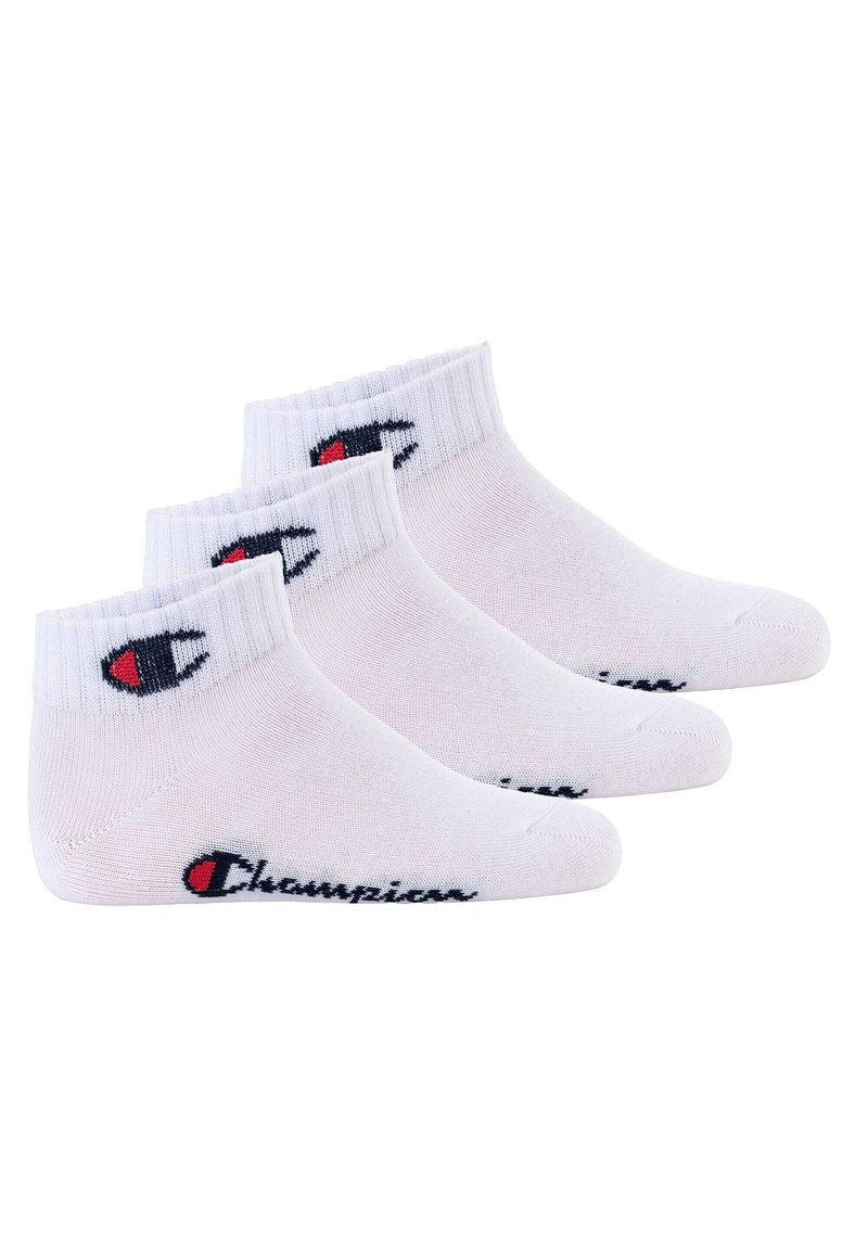 Calzini bianchi alla caviglia in misto cotone, con polsini a coste, logo ricamato in rosso e blu navy e testo nero lungo il lato. Tre paia.