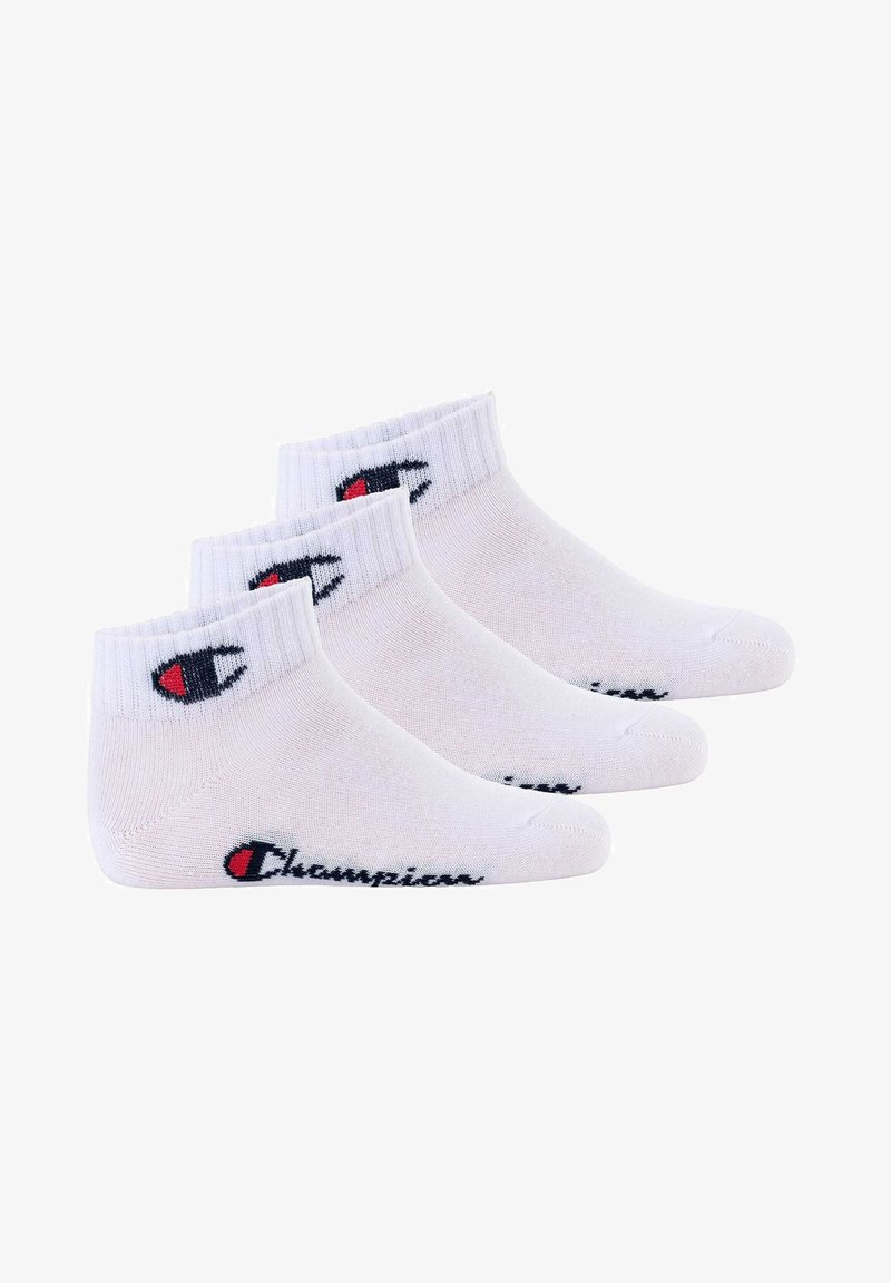 Calzini bianchi alla caviglia in misto cotone, con polsini a coste, logo ricamato in rosso e blu navy e testo nero lungo il lato. Tre paia.