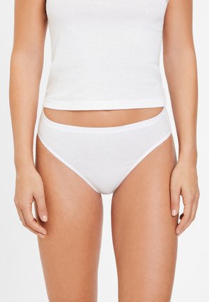 Witte katoenen slip met een gladde textuur, met een eenvoudige uitstraling en een contrasterende tailleband, weergegeven met een bijpassend wit topje.